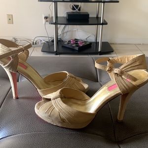 HOT PINK BOTTOM Betsy Johnson Heels 👠